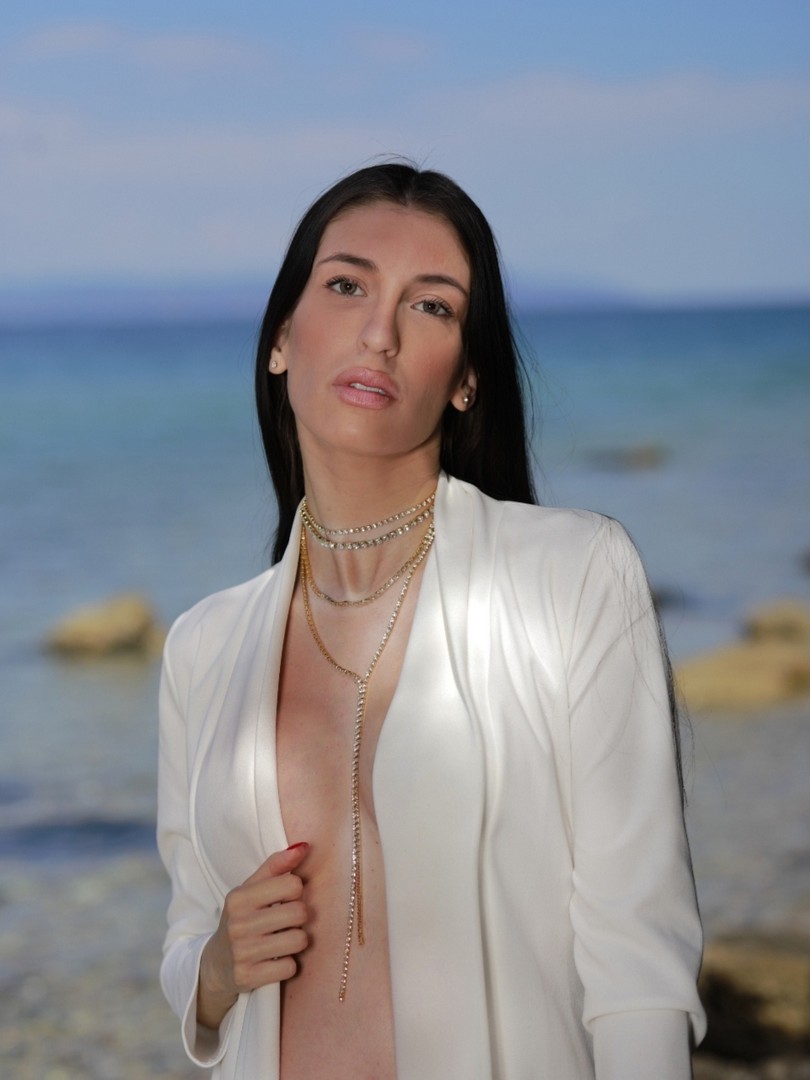Naomi Choker - Image 3