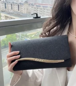 Μαύρη clutch τσάντα με χρυσό κούμπωμα