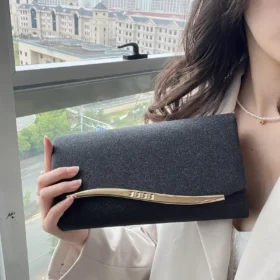 Μαύρη clutch τσάντα με χρυσό κούμπωμα