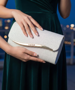 Ασημί βραδινή τσάντα clutch με καπάκι