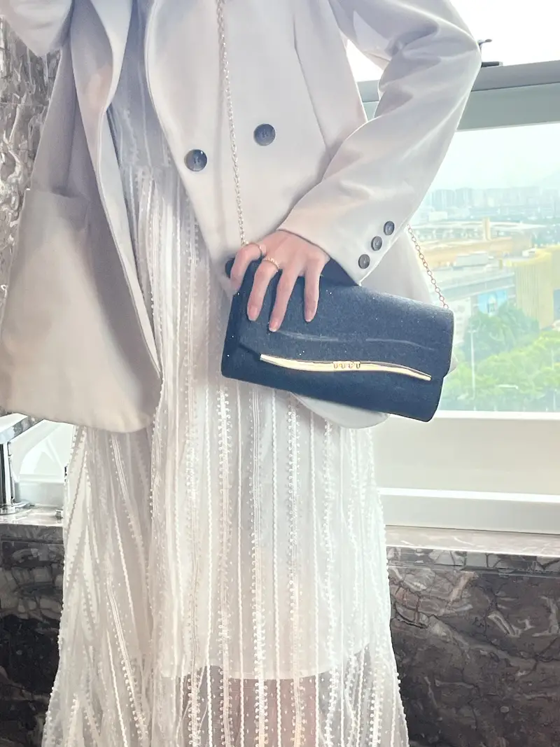 Μαύρη clutch τσάντα με χρυσό κούμπωμα - Image 4